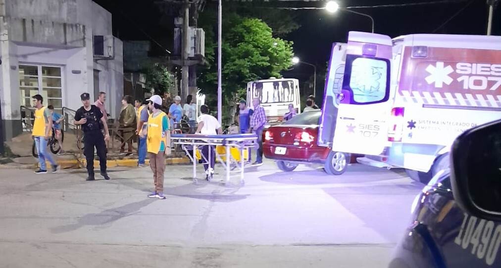 Villa Ocampo:Violento choque entre un auto y una motocicleta, una mujer internada con lesiones varias