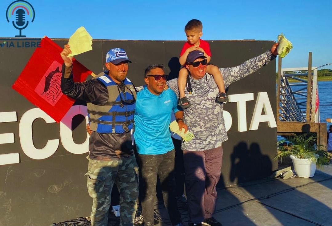 EL INTENDENTE DE VILLA OCAMPO FELICITA A LOS GANADORES POR EQUIPO DEL CONCURSO DE PESCA DEL SURUBÍ