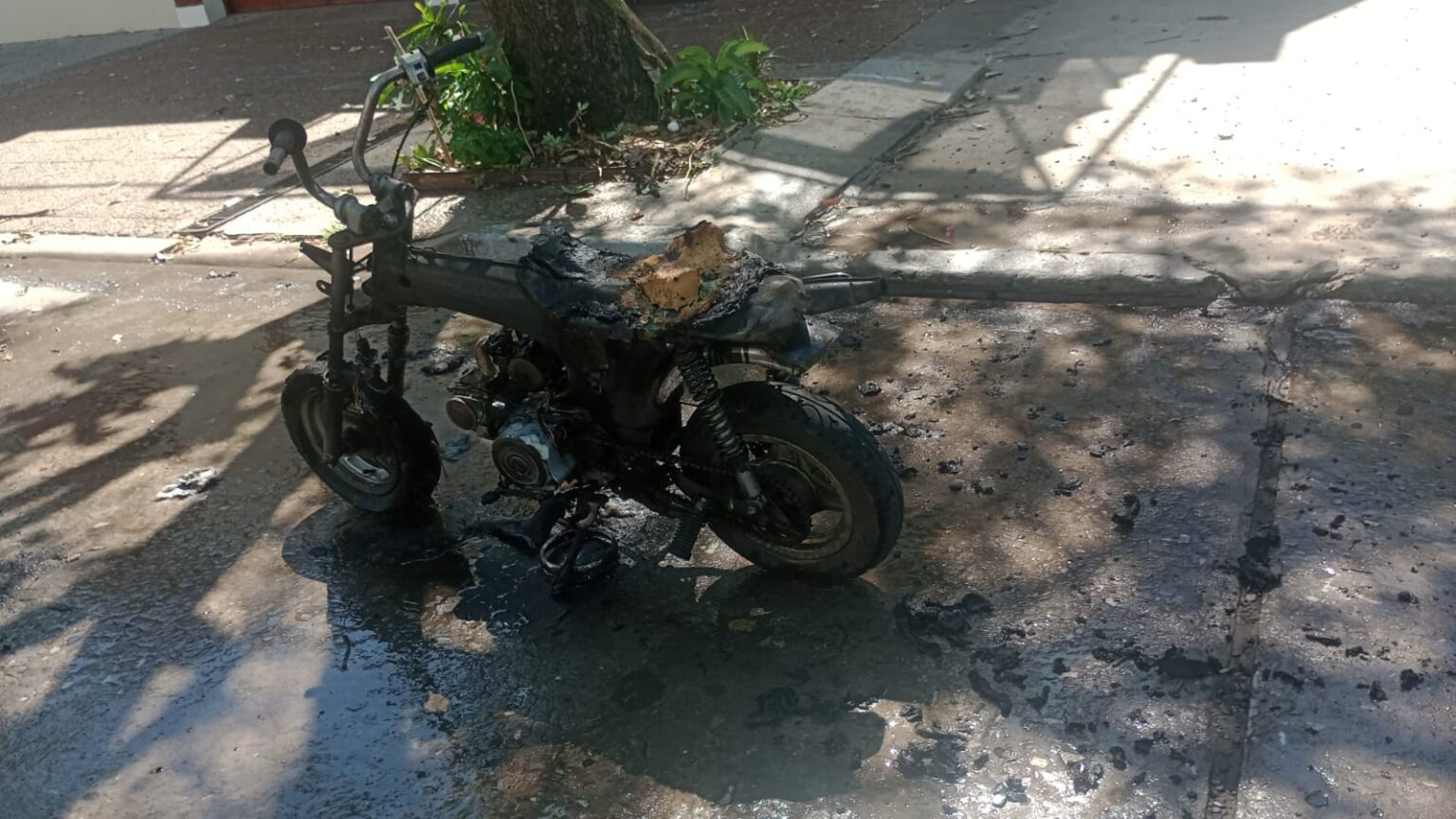 Reconquista: Prendio fuego a su motocicleta para evitar su retención.