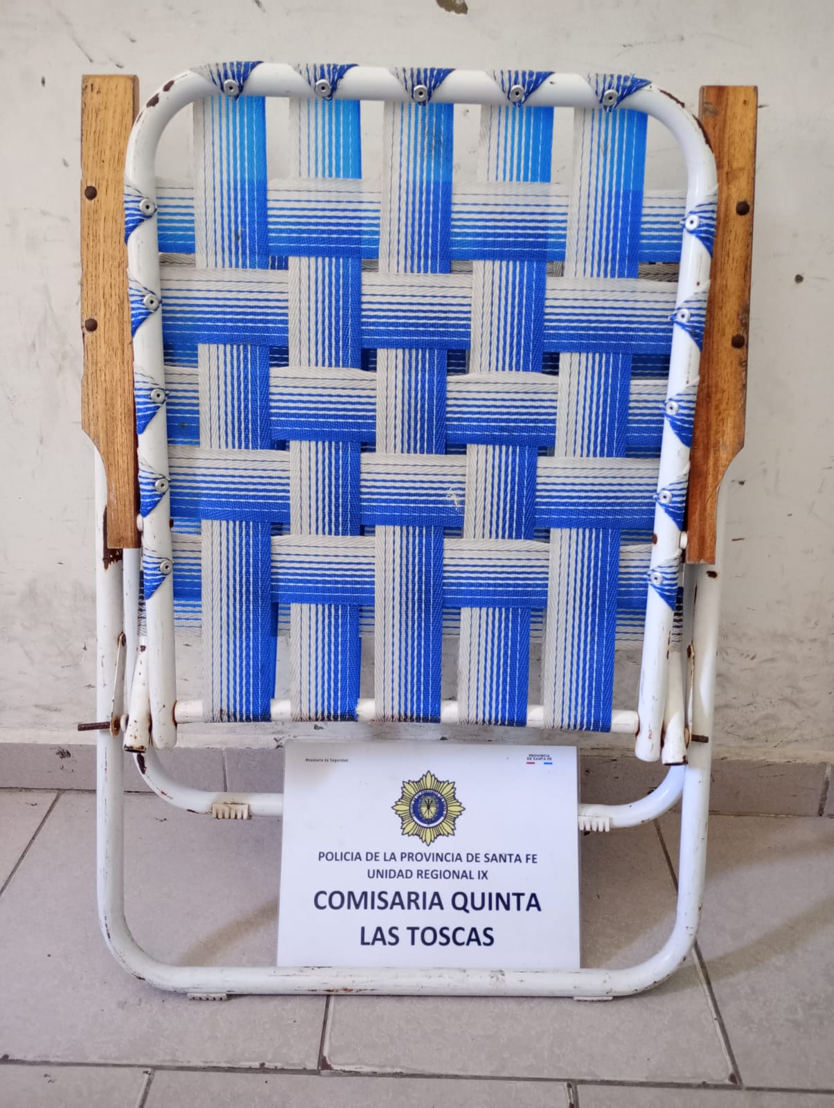 Las Toscas: La policía aprehendió a un masculino que acababa de robar una silleta y era perseguido por el damnificado.