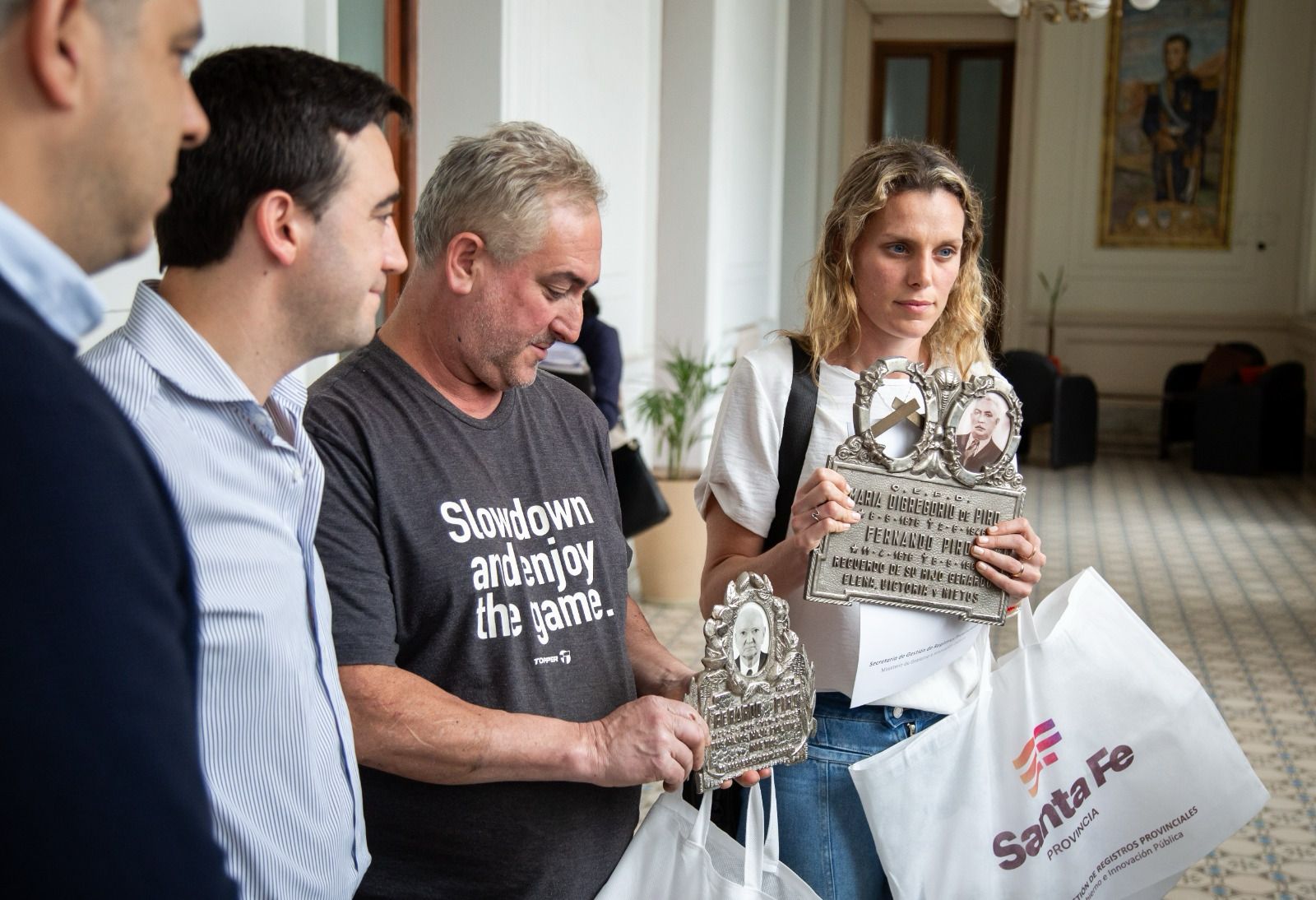 Provincia continúa con la devolución de placas de bronce sustraídas de cementerios