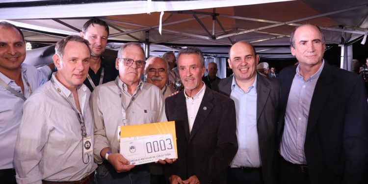 Provincia entregó las primeras chapas patentes a autos antiguos de colección