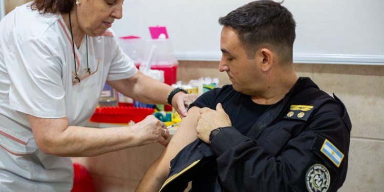 Objetivo Dengue: Provincia amplía la vacunación a fuerzas federales y a quienes tuvieron la enfermedad
