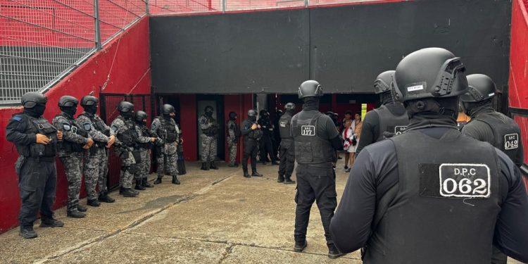Primera requisa conjunta de policías y penitenciarios en un estadio: “Se repetirá cada vez que haya que reforzar la seguridad”