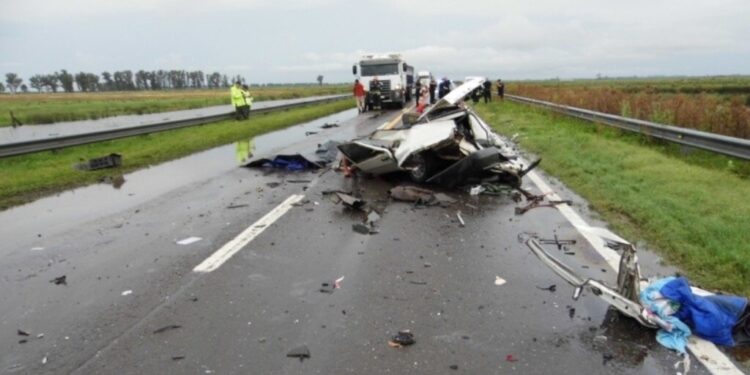 Tragedia en ruta 33, Un niño y su padre de Garabato murieron tras choque frontal contra un camión, la mujer iba ambulancia para dar a luz a una beba