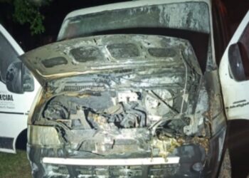 En la madrugada del jueves 28/11/24, se prendió fuego la traficc de la comuna del Rabón, policías, Bomberos y vecinos lograron sofocar el incendio