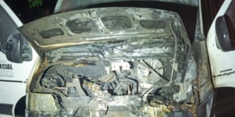 En la madrugada del jueves 28/11/24, se prendió fuego la traficc de la comuna del Rabón, policías, Bomberos y vecinos lograron sofocar el incendio