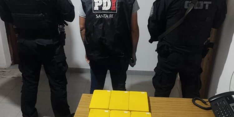 Guadalupe Norte: La policía detuvo a un matrimonio jujeño, con más de 10 kg de Cocaína y 16 millones de pesos en dos vehículos