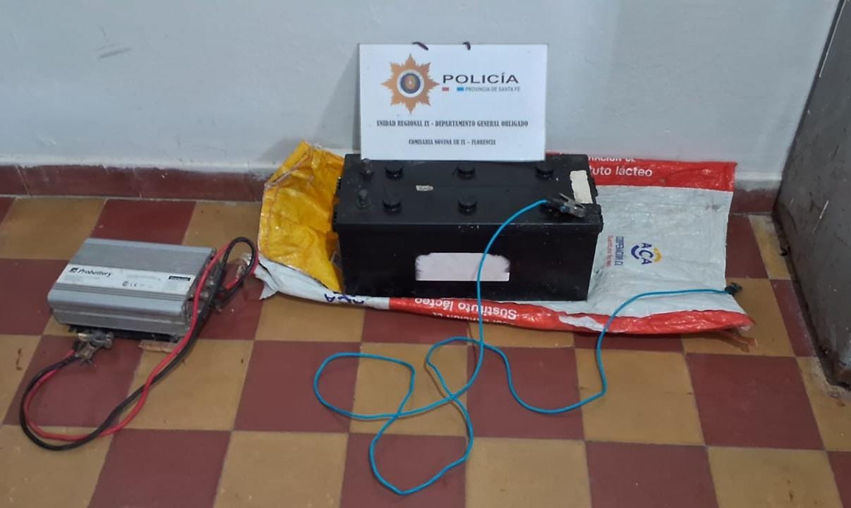 Florencia: Delincuentes forzaron un portón de chapa, para robar elementos de su interior.