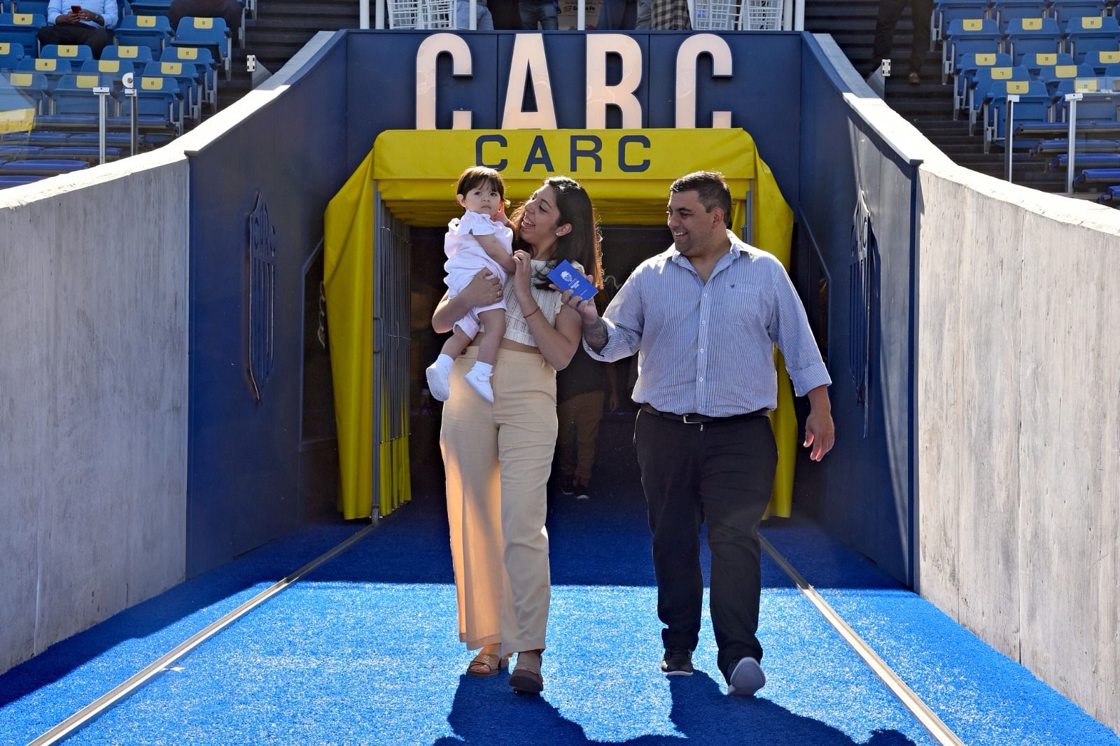 “Casate con tu ciudad como testigo”: cinco parejas dieron el “sí” en la cancha de Rosario Central