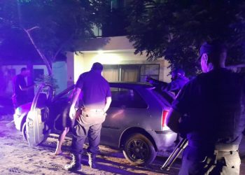 Villa Ocampo: Dos individuos con domicilio en Florencia a bordo de un automóvil, estaban robando ladrillos de un domicilio.