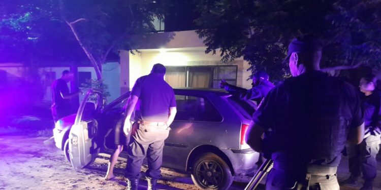 Villa Ocampo: Dos individuos con domicilio en Florencia a bordo de un automóvil, estaban robando ladrillos de un domicilio.