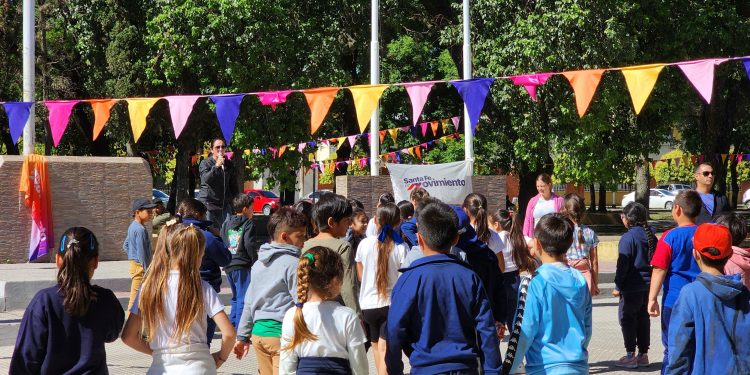 SANTA FE EN MOVIMIENTO LLEGA A PLAZA BELGRANO Y BOMBEROS VOLUNTARIOS