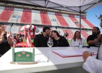 Hinchas de Unión dieron el sí en el césped del 15 de Abril