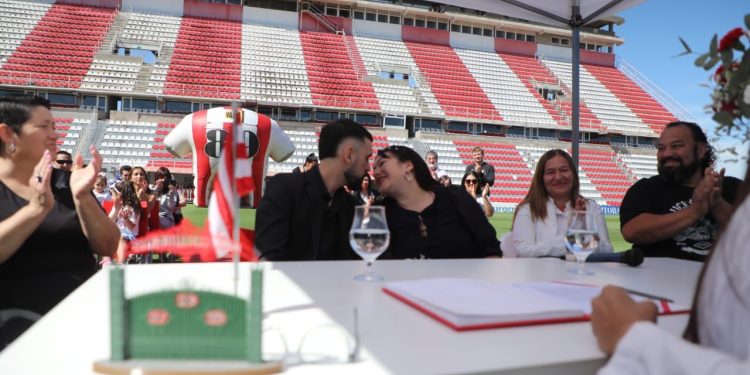 Hinchas de Unión dieron el sí en el césped del 15 de Abril