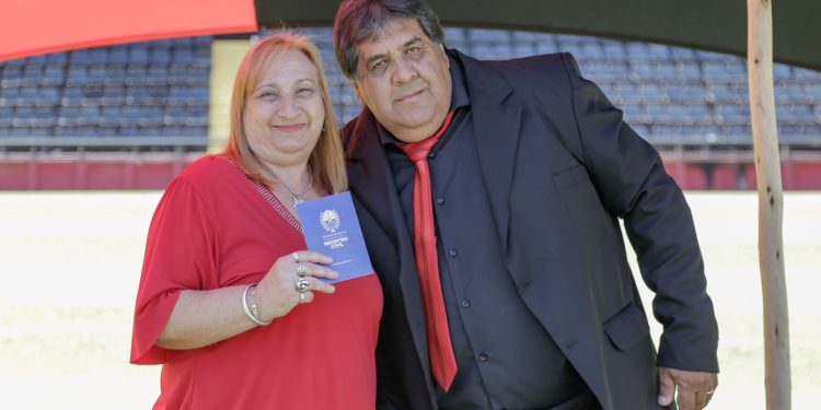 Diez parejas se casaron en el estadio del Club Atlético Colón