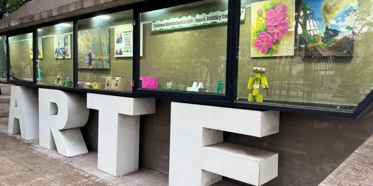 VILLA OCAMPO: NUEVA VIDRIERA DEL ARTE EN PLAZA BELGRANO: UNA EXPOSICIÓN PARA CUIDAR EL JAAUKANIGÁS