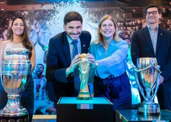 En la Semana Invencible, las copas de la Selección Argentina se exhiben en la Casa de Gobierno