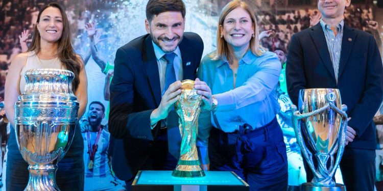En la Semana Invencible, las copas de la Selección Argentina se exhiben en la Casa de Gobierno