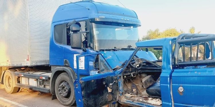 Calchaquí: Un camión y una camioneta chocaron de frente sobre la Ruta nacional 11.
