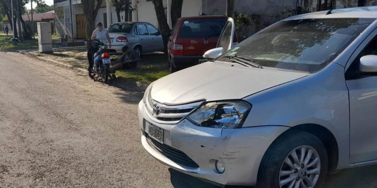 Villa Ocampo: Choque de auto y una moto.
