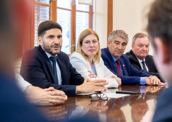 El Gobernador recibió de los legisladores la ley de necesidad de la Reforma Constitucional para la promulgación