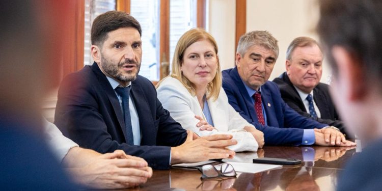 El Gobernador recibió de los legisladores la ley de necesidad de la Reforma Constitucional para la promulgación