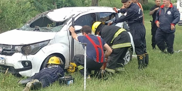  Las Toscas: Una pareja y su hija de 20 años, volvían de Itatí y volcaron en la ruta 11, tapados por el agua de la cuneta, quedando atrapados, lo salvó un testigo.