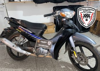 VILLA OCAMPO: Dos personas estaban robando una moto, que fue recuperada por la policía