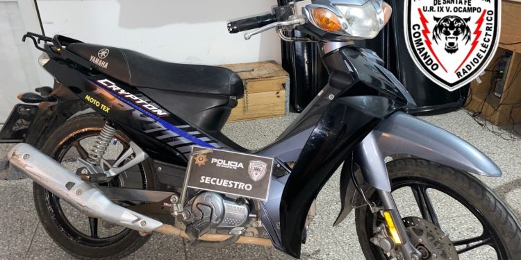 VILLA OCAMPO: Dos personas estaban robando una moto, que fue recuperada por la policía