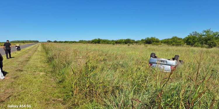 LAS TOSCAS: Un vecino de tacuarendi volcó con su auto