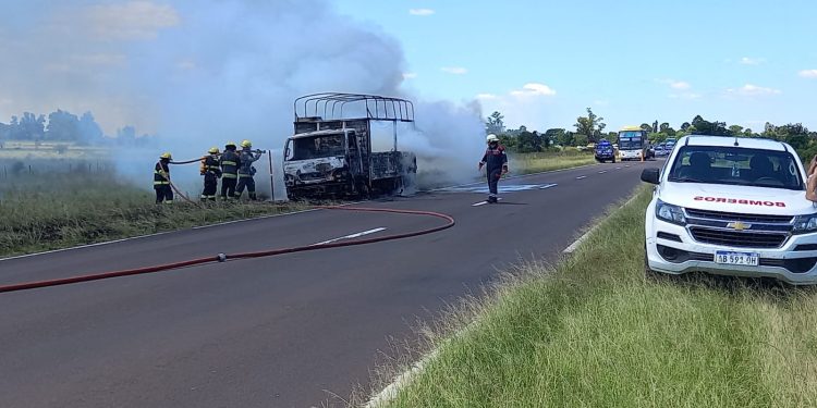 ARROYO CEIBAL: Se quemó por completo un camión que trasportaba mudanza