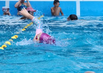 VILLA OCAMPO: VISITA DE AUTORIDADES PROVINCIALES A LA ESCUELA DE VERANO EN LA PILETA DEL JOCKEY CLUB