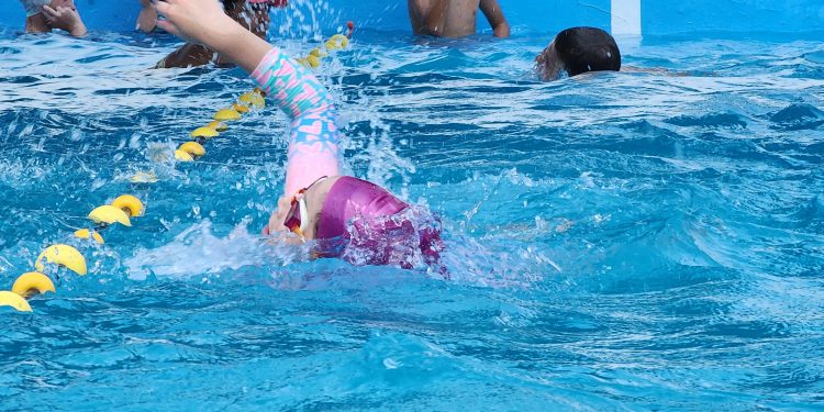 VILLA OCAMPO: VISITA DE AUTORIDADES PROVINCIALES A LA ESCUELA DE VERANO EN LA PILETA DEL JOCKEY CLUB