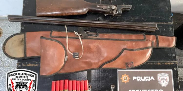 Villa Ocampo: Un adolescente herido y un hombre mayo de edad encausado por tenencia indebida de arma de fuego