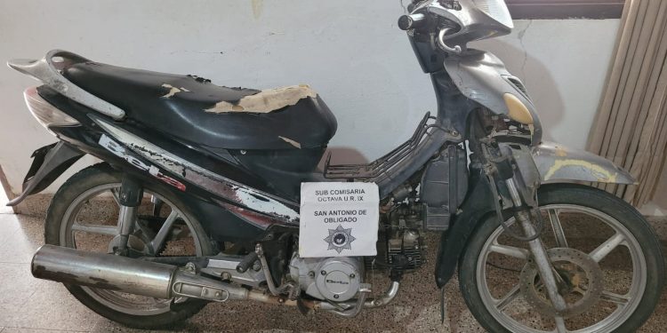 SAN ANTONIO DE OBLIGADO: Tenia prisión domiciliaria y robo una moto en Sombrerito