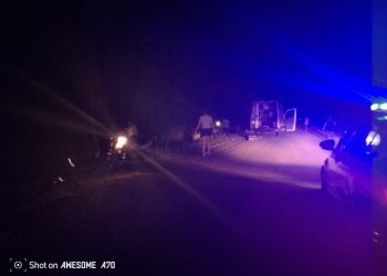  Villa Ocampo: Una motocicleta chocó a una mujer que se desplazaba caminando en un camino rural, ambos internados en el hospital