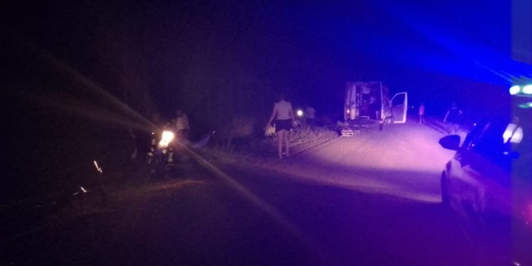 Villa Ocampo: Una motocicleta chocó a una mujer que se desplazaba caminando en un camino rural, ambos internados en el hospital