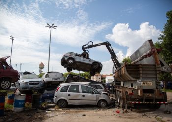 Comenzó la compactación de vehículos ubicados en el depósito de la PDI en Rosario