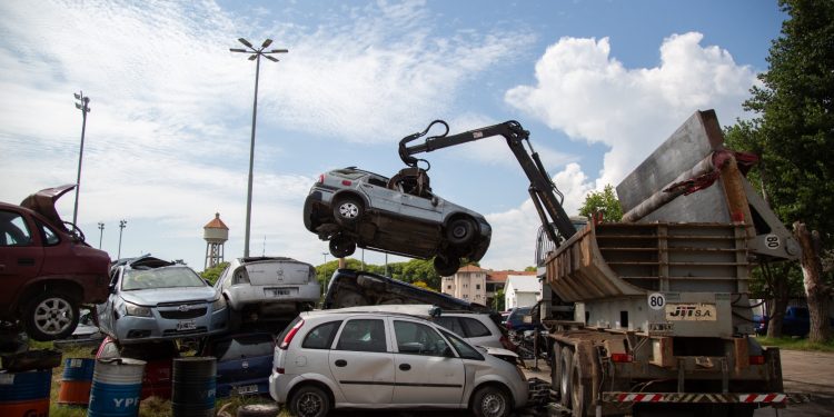 Comenzó la compactación de vehículos ubicados en el depósito de la PDI en Rosario
