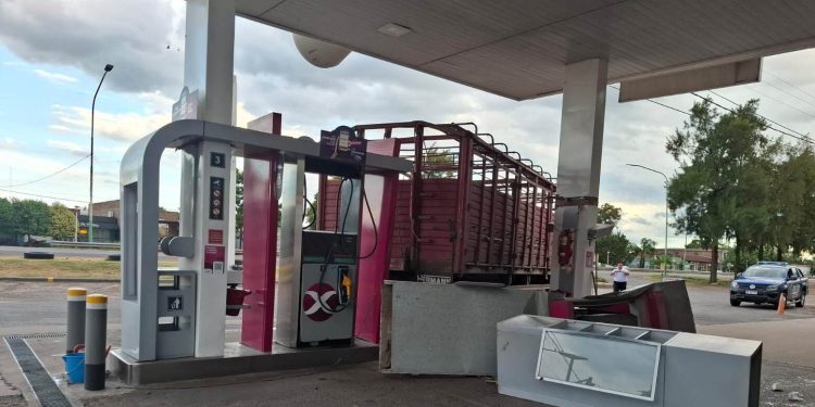 Las Toscas: Un incidente vial que por milagro no fué catastrófico en la Estación de servicio Axion.