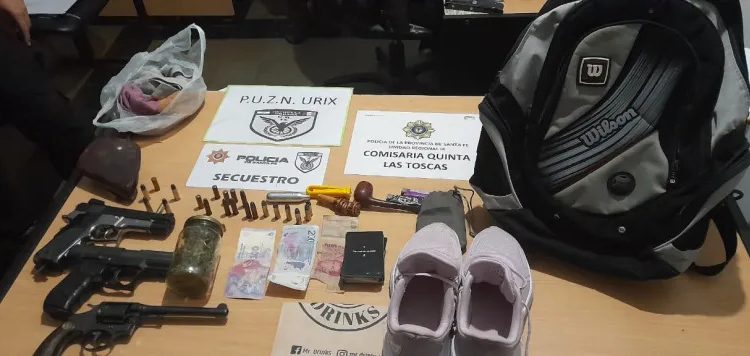 LAS TOSCAS: DETUVIERON A UN JOVEN QUE PORTABA UNA MOCHILA, CON DOS ARMAS DE FUEGO Y MARIHUANA