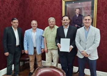 VILLA OCAMPO: El intendente firmo un comodato con directivos del banco santa fe para el uso de las casas lindante a la sucursal Villa Ocampo