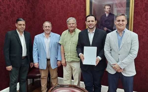 VILLA OCAMPO: El intendente firmo un comodato con directivos del banco santa fe para el uso de las casas lindante a la sucursal Villa Ocampo
