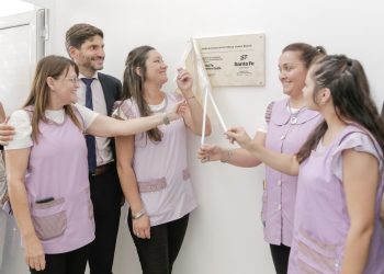 Pullaro cerró la semana inaugurando un jardín, entregando viviendas y recorriendo obras