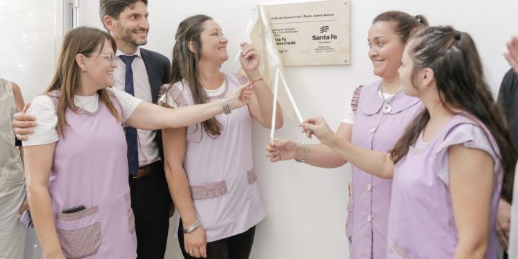 Pullaro cerró la semana inaugurando un jardín, entregando viviendas y recorriendo obras