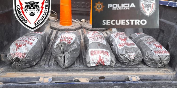 VILLA OCAMPO: Dos masculinos robaron bolsas de carbon, de un camión que estaba estacionado.