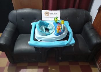 FLORENCIA: La policia recupero dos sofás y un caminador para bebe, que fue robado el dia 3 de febrero por un menor de 16 años.