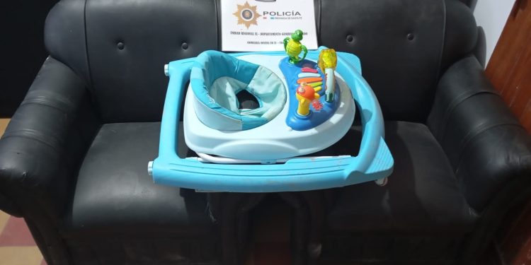 FLORENCIA: La policia recupero dos sofás y un caminador para bebe, que fue robado el dia 3 de febrero por un menor de 16 años.