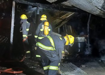 SAN ANTONIO DE OBLIGADO: Los bomberos voluntarios de la Ciudad de Las Toscas sofocaron un incendio en tres galpónes.
